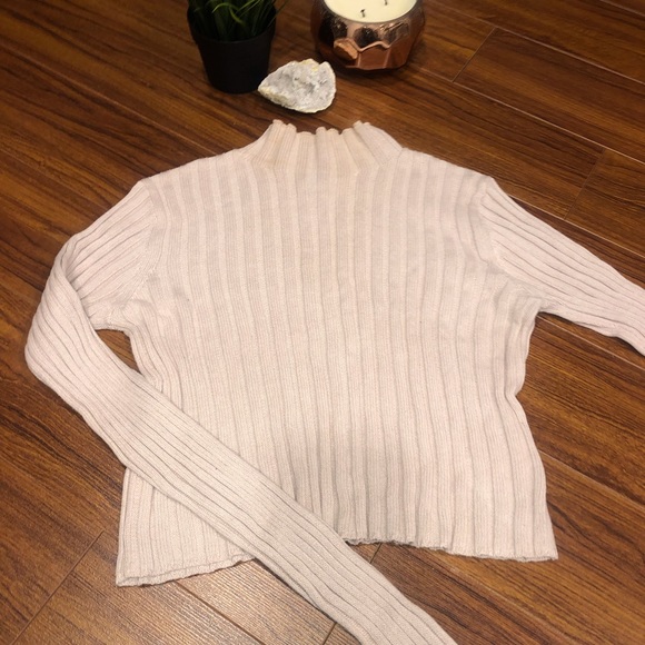 ✨ 2/$20 ✨ BABY PINK MOCK NECK CROP TOP✨ - Picture 2 of 4